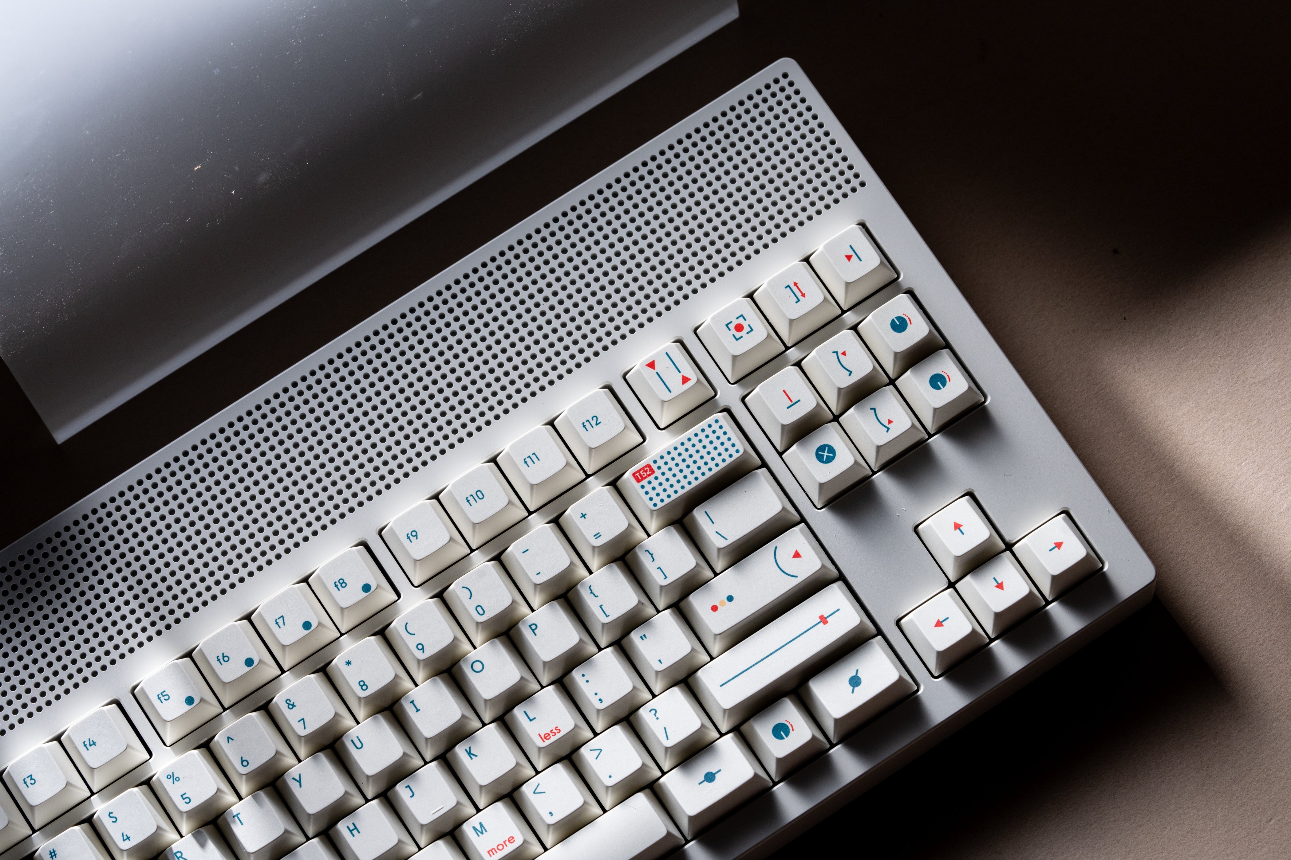 AM Neon 80