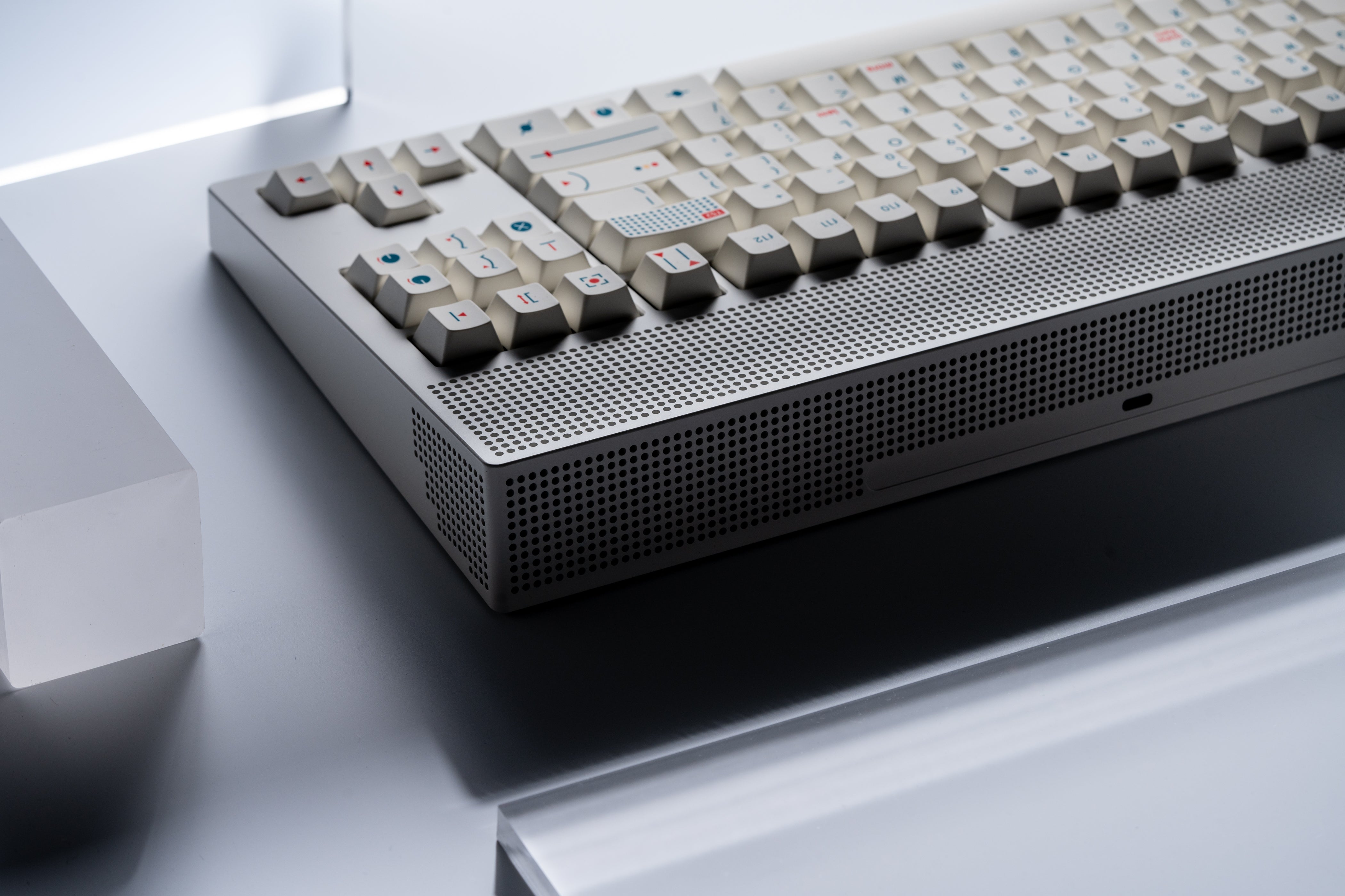 AM Neon 80